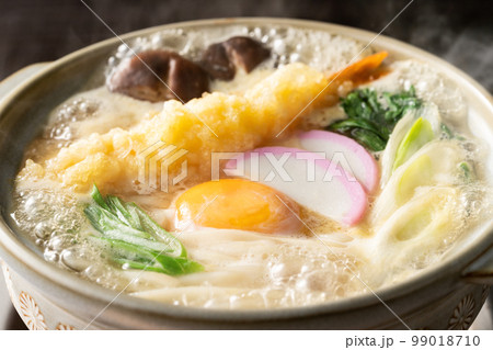 湯気が立つ、熱々の鍋焼きうどん 99018710