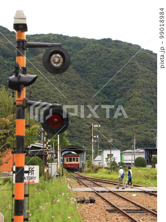 廃線となった同和鉱業片上鉄道で車両の動態保存されている吉ヶ原駅 廃線となった同和鉱業片上鉄道で車両の動態保存されている吉ヶ原駅 99018984