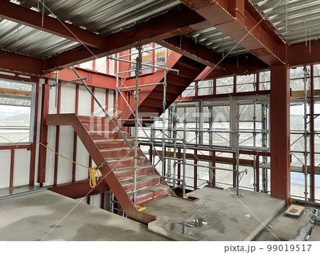工事中の鉄骨の建物の屋内の様子 99019517