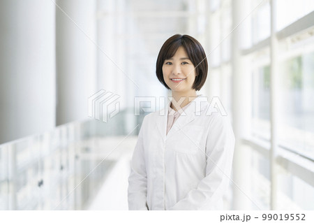 白衣を着た若い女性　カメラ目線　ポートレート 99019552