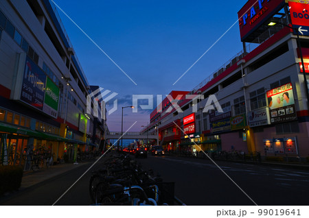 北上尾駅東口 夜の風景(ショッピングモール)埼玉県上尾市 北上尾駅東口 夜の風景(ショッピングモール)埼玉県上尾市 99019641