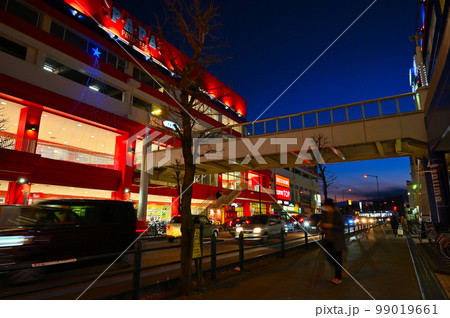 北上尾駅東口 夜の風景(ショッピングモール)埼玉県上尾市 北上尾駅東口 夜の風景(ショッピングモール)埼玉県上尾市 99019661