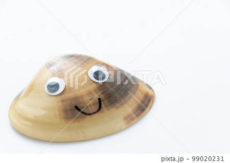 ハマグリの貝殻に目玉を取り付けて口を描く。(白バック) 99020231
