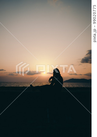 ギターを弾いている若い女性の写真 ギターを弾いている若い女性の写真 99020775