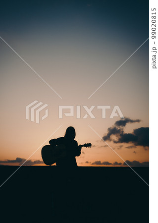 ギターを弾いている若い女性の写真 ギターを弾いている若い女性の写真 99020815