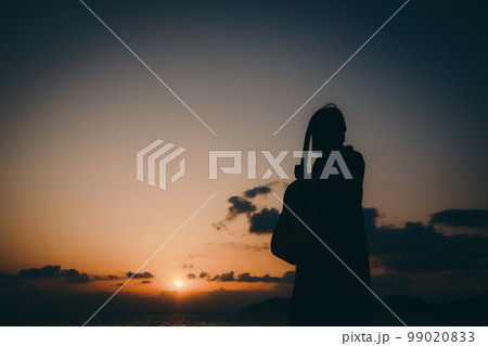 ギターを弾いている若い女性の写真 99020833