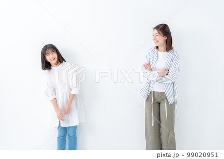 親子　並ぶ　仲良し 99020951