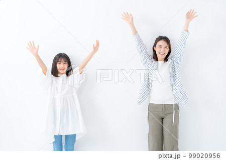 親子 並ぶ 仲良し バンザイ 親子 並ぶ 仲良し バンザイ 99020956