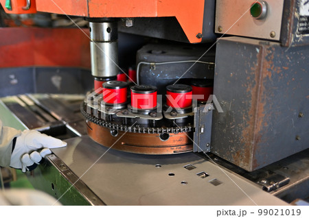 パンチプレスで穴あけ加工するオペレーター セットプレス オートパンチャー パンチプレスで穴あけ加工するオペレーター セットプレス オートパンチャー 99021019