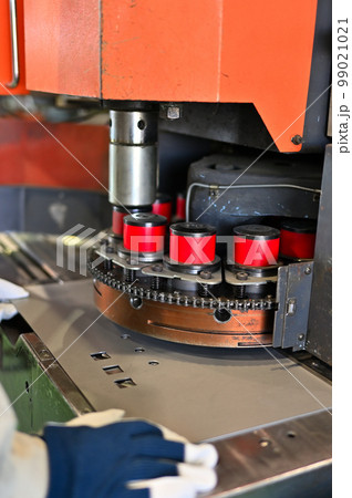 パンチプレスで穴あけ加工するオペレーター　セットプレス　オートパンチャー 99021021