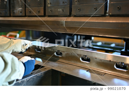 ベンダーで曲げ加工をするオペレーター プレスブレーキ 工場 製造業 ベンダーで曲げ加工をするオペレーター プレスブレーキ 工場 製造業 99021070