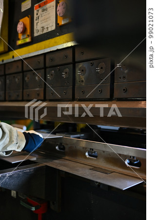 ベンダーで曲げ加工をするオペレーター　プレスブレーキ　工場　製造業 99021073