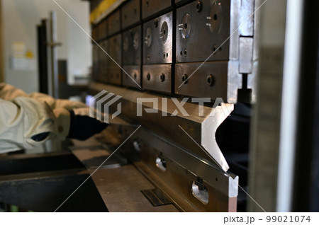 ベンダーで曲げ加工をするオペレーター　プレスブレーキ　工場　製造業 99021074