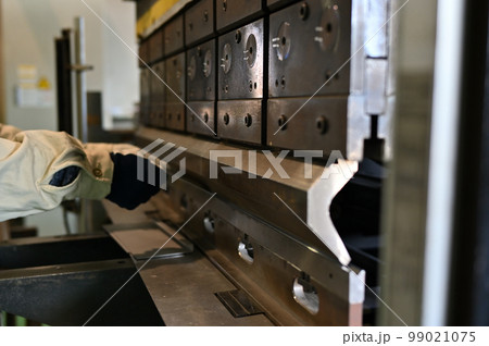 ベンダーで曲げ加工をするオペレーター　プレスブレーキ　工場　製造業 99021075