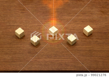 5つの中から1つだけ光るウッドキューブの茶色の木目の背景 99021276
