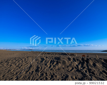 2月の湘南早春の青空と砂浜と相模灘 99021532
