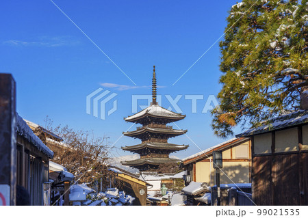 八坂の塔と京都の街並 残雪の朝 八坂の塔と京都の街並 残雪の朝 99021535