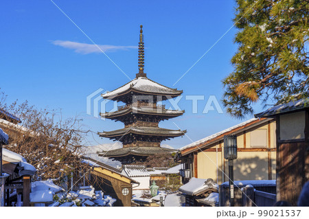 八坂の塔と京都の街並 残雪の朝 八坂の塔と京都の街並 残雪の朝 99021537