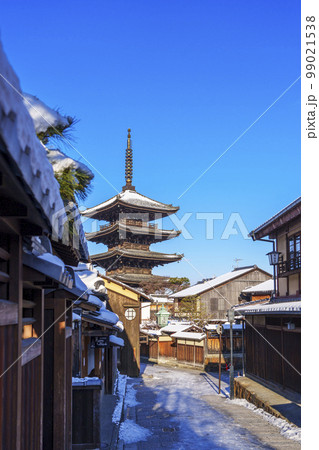 八坂の塔と京都の街並　残雪の朝 99021538