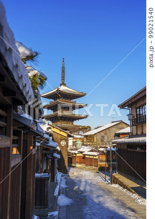 八坂の塔と京都の街並　残雪の朝 99021540