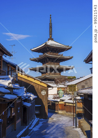 八坂の塔と京都の街並　残雪の朝 99021543
