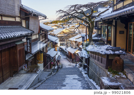 清水寺参道　三年坂（産寧坂）　残雪の朝 99021806
