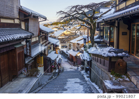 清水寺参道 三年坂(産寧坂) 残雪の朝 清水寺参道 三年坂(産寧坂) 残雪の朝 99021807