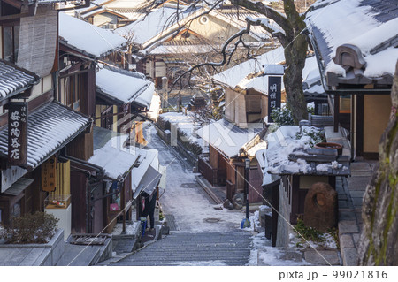 清水寺参道 三年坂(産寧坂) 残雪の朝 清水寺参道 三年坂(産寧坂) 残雪の朝 99021816