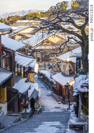 清水寺参道　三年坂（産寧坂）　残雪の朝 99021818