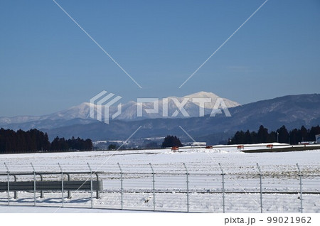 いわて花巻空港から見える早池峰山 いわて花巻空港から見える早池峰山 99021962