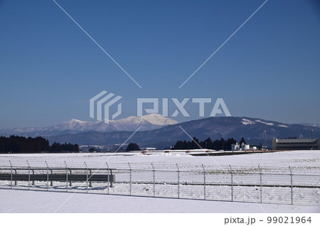 いわて花巻空港から見える早池峰山 99021964