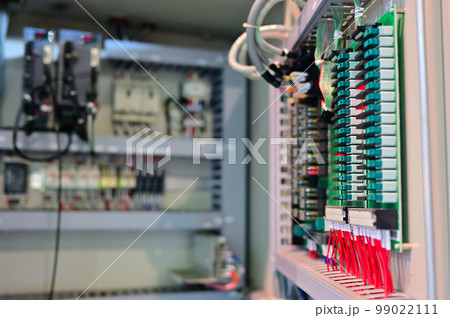 稼働中の製造設備の配電盤 製造業 稼働中の製造設備の配電盤 製造業 99022111
