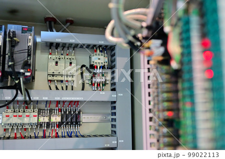 稼働中の製造設備の配電盤 製造業 稼働中の製造設備の配電盤 製造業 99022113