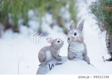 雪の中のウサギの置物 雪の中のウサギの置物 99022196