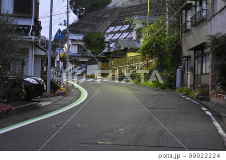 日暮れの住宅街の道 日暮れの住宅街の道 99022224