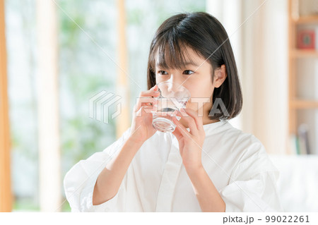 水を飲む女の子 99022261