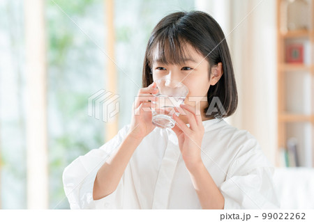 水を飲む女の子 99022262