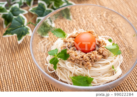 納豆と卵の黄身がトッピングされた夏にぴったりなそうめん 99022284