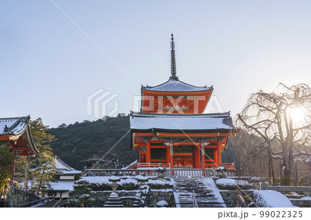 積雪が美しい　京都・清水寺　西門・三重塔 99022325