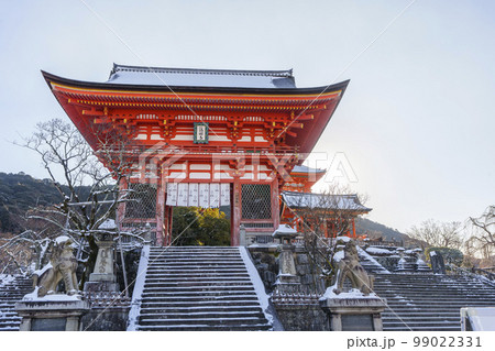 積雪が美しい　京都・清水寺　仁王門 99022331