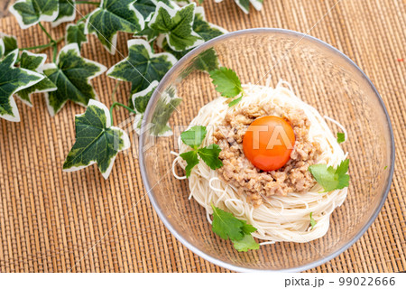 肉みそと卵の黄身がのったそうめん 99022666