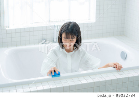 お風呂掃除をする女の子 99022734
