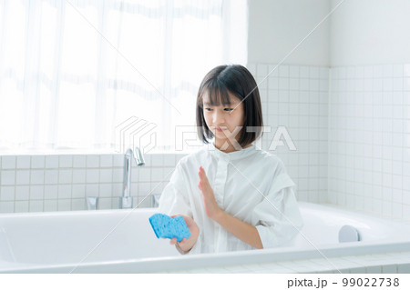 お風呂掃除をする女の子 99022738