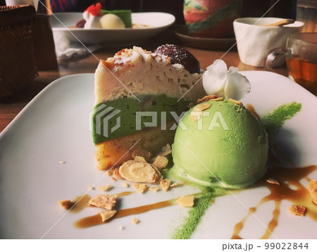 抹茶ケーキとアイス 99022844