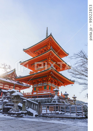 冬の清水寺　三重塔　残雪の朝（京都市東山区） 99022853