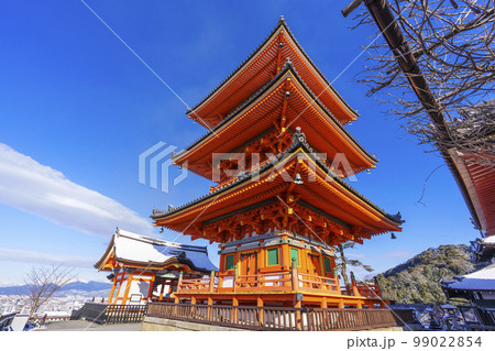 冬の清水寺　三重塔　残雪の朝（京都市東山区） 99022854