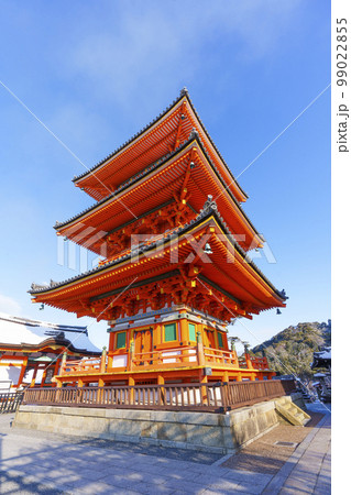 冬の清水寺　三重塔　残雪の朝（京都市東山区） 99022855
