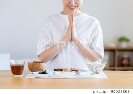 朝ごはんを食べる若い女性 99022868