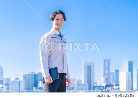 爽やかな晴天の日に屋外にいるエンジニア 爽やかな晴天の日に屋外にいるエンジニア 99022888