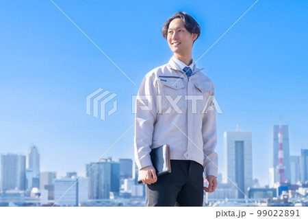 爽やかな晴天の日に屋外にいるエンジニア 爽やかな晴天の日に屋外にいるエンジニア 99022891